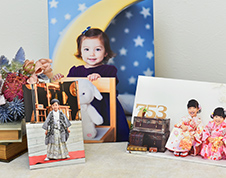 壁に立てかけられている、子供達の七五三写真のパネル