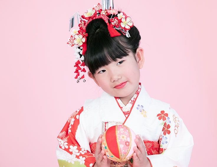 鞠を手にする七五三の着物の女児