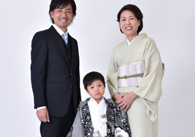 親子三人で神社で写真を撮る