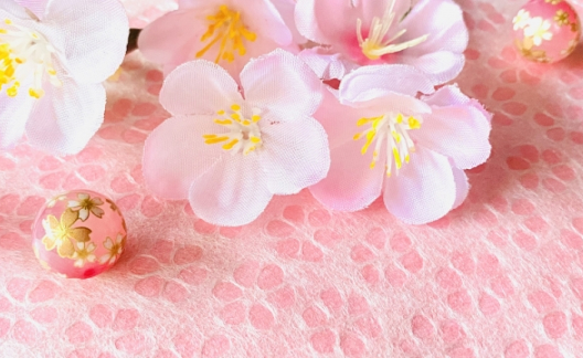 ピンクの着物生地と桜の花びら