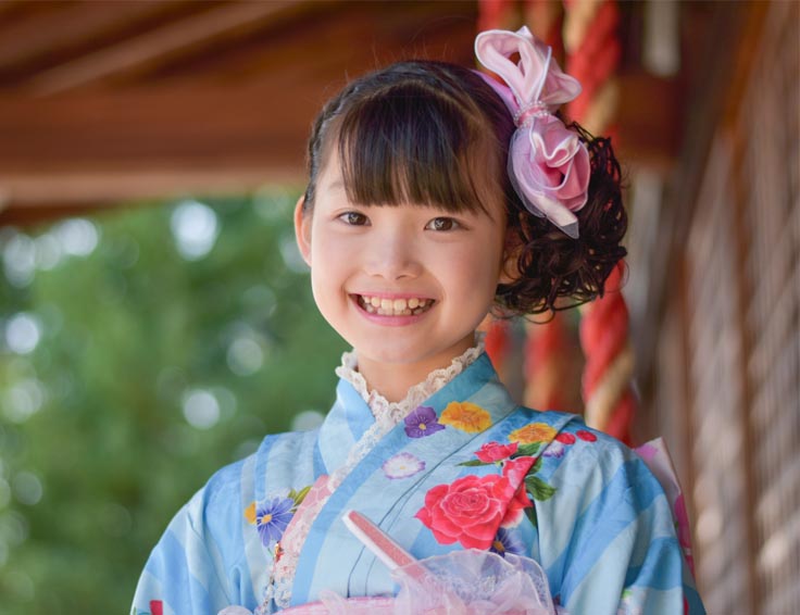 鞠を手にする七五三の着物の女児