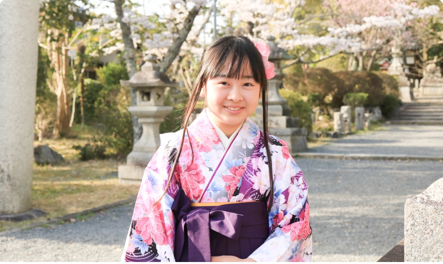 袴姿の後ろ姿の女性2人