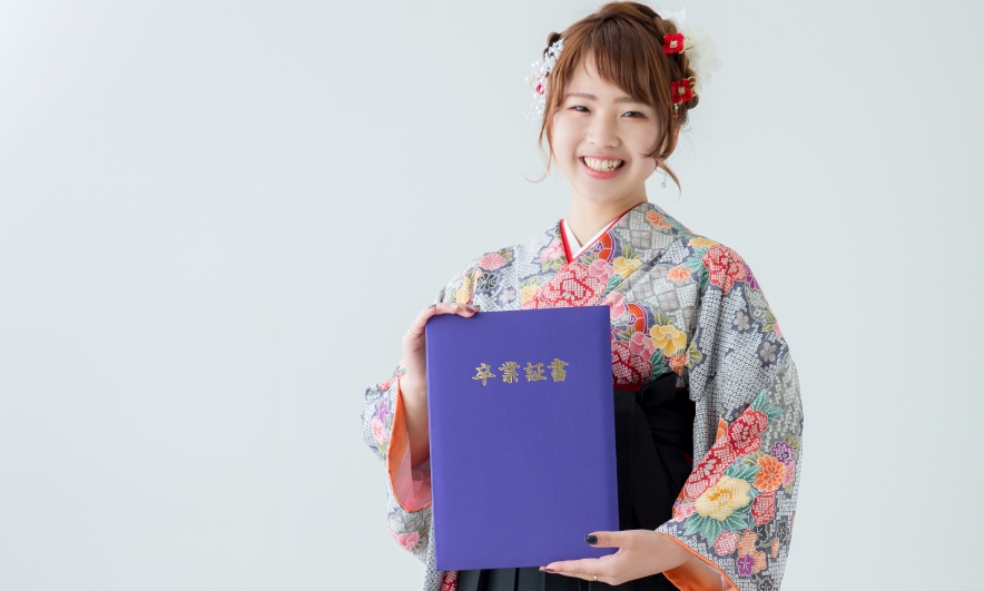 卒業証書を手にしている袴姿の女学生