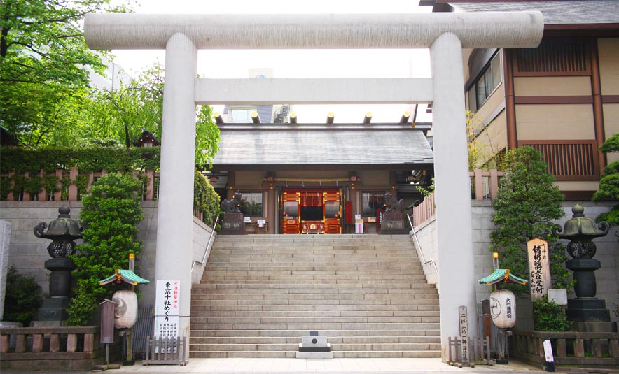 お宮参りの参拝先となる東京の神社の鳥居と石段・社殿