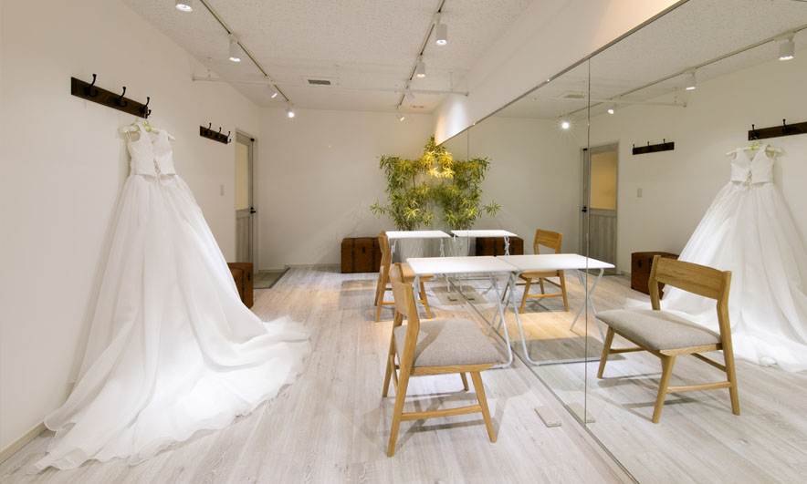 試着スペースのある明るいKADODE芝大門店のサロン内観