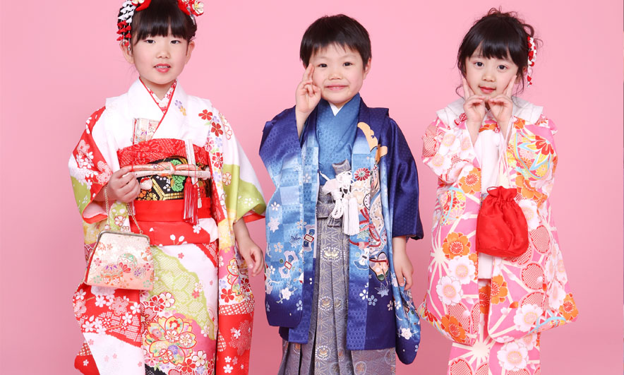 七五三の晴れ着を着た3人の子ども(赤い着物・青い羽織袴・ピンクの着物)