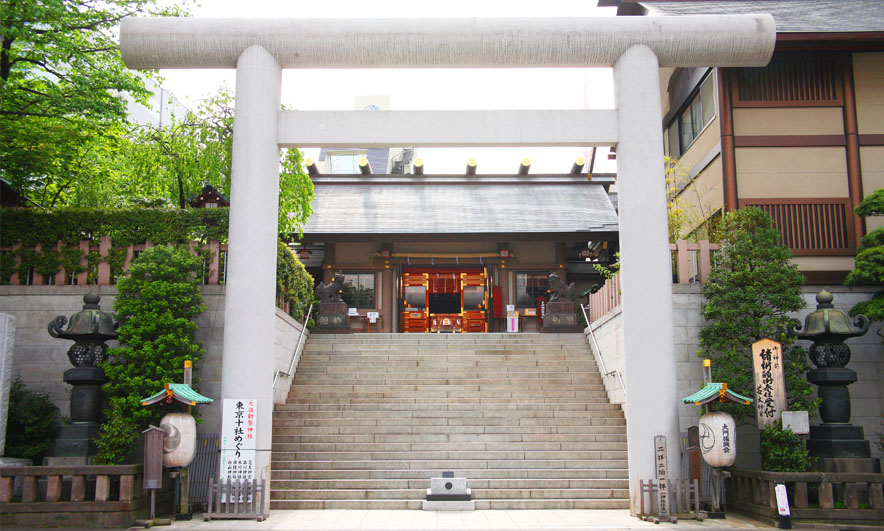 石段と鳥居のある芝大神宮の参道