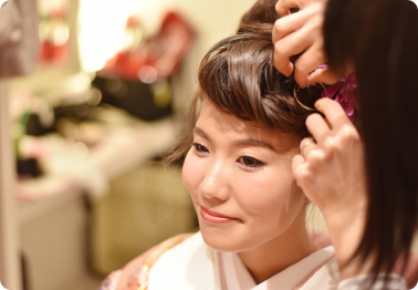 七五三の支度で、ヘアメイクをされている女子