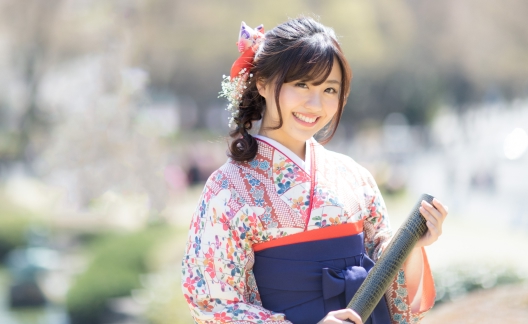 卒業証書を手にする袴姿の女学生