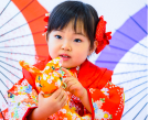 赤い着物姿の3歳女児