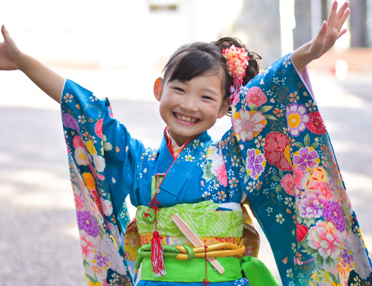鞠を手にする七五三の着物の女児
