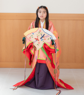 扇子を手にもつ十二単姿の7歳女児