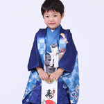 着物を着た5歳の男児