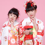 着物を着た女の子2人の記念写真