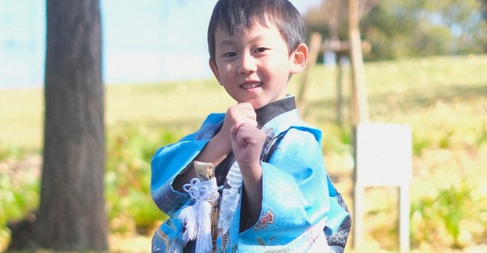 水色の袴姿で笑う5歳の男の子