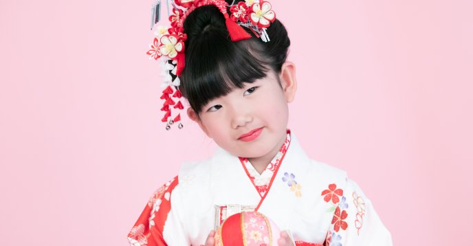 鞠を手にする七五三の着物の女児