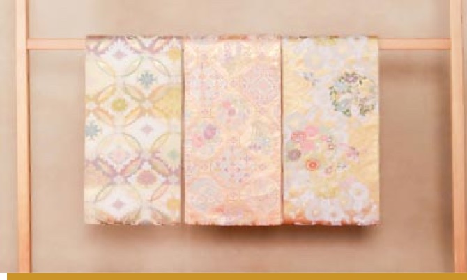 衣桁に掛けた3枚の訪問着