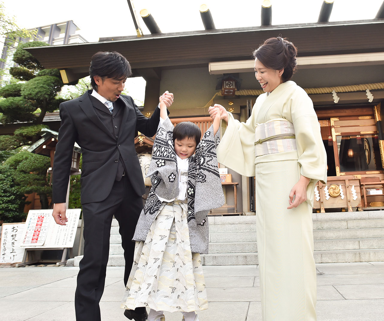 スタジオで七五三の撮影をする三人の子供達