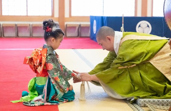安国殿の七五三法要で僧侶と向き合う着物姿の女の子