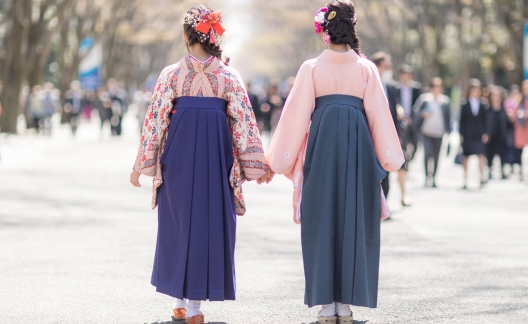 大通りを歩いてる二人の袴姿の女学生