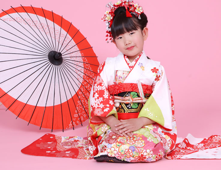 鞠を手にする七五三の着物の女児